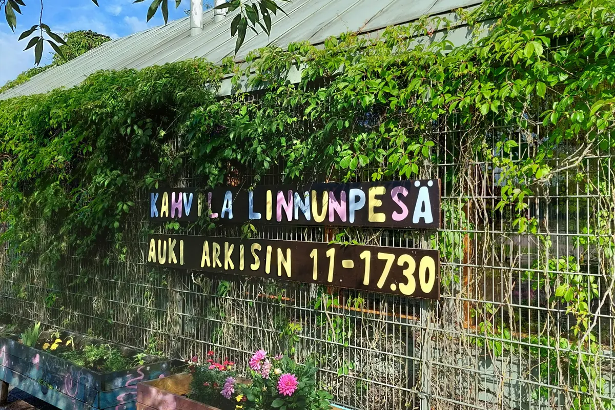 Kahvila Linnunpesä at Pihlajamäki Youth Park — Pihlajamäen nuorisopuisto, Jengipolku, Helsinki