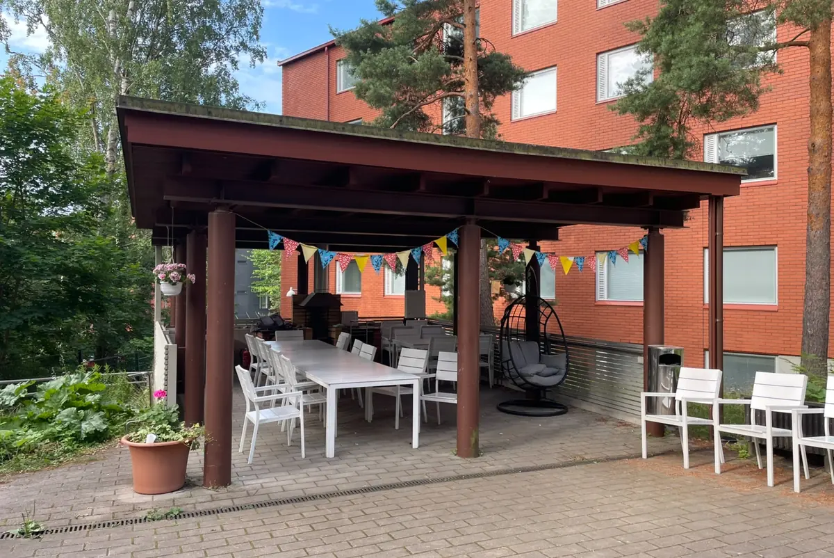 Grill på gården — Roihuvuoren seniorikeskus, Helsingfors