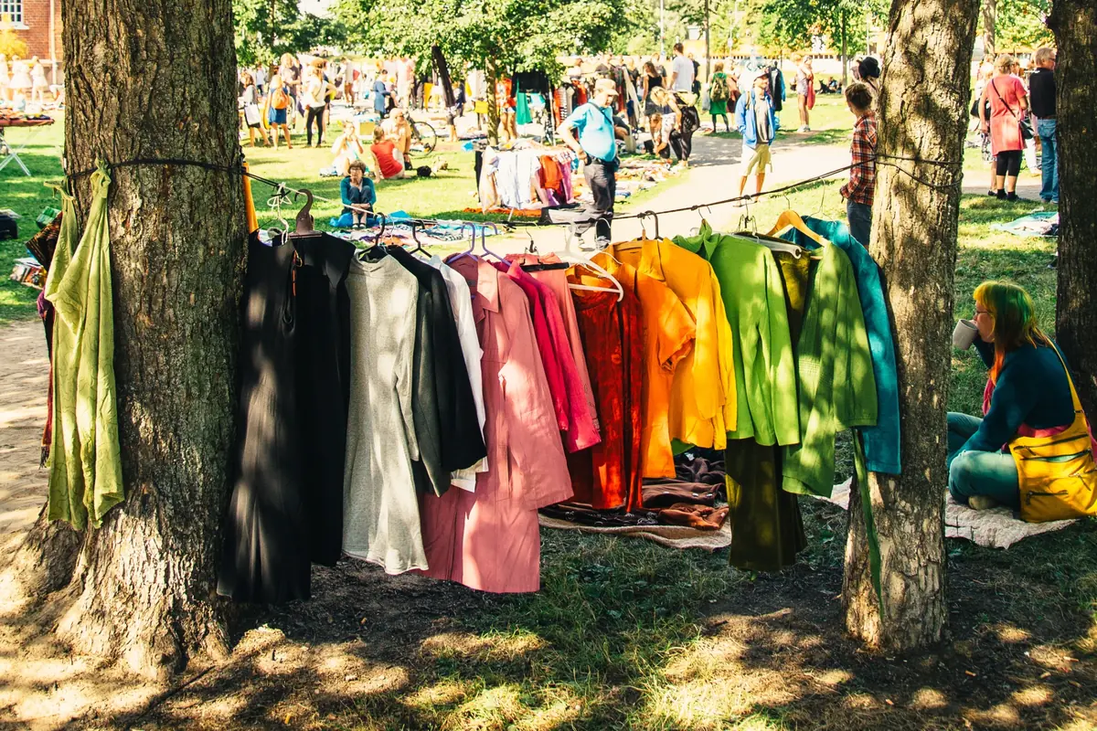 Lastenvaate ja -tarvike kirpputori ulkona — Leikkipuisto Laurinniitty, Helsinki