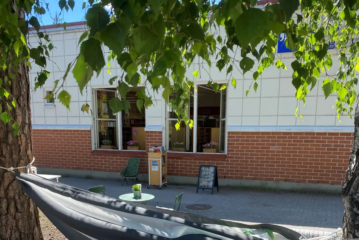 Lukuretriitti kesäpihalla — Puistolan kirjasto, Helsinki