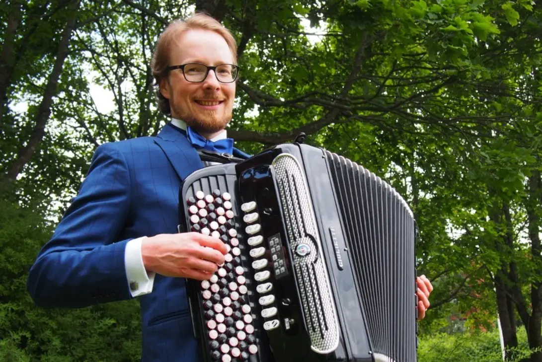 Midsommardansen på Maunula-talos sommarplan — Maunula-talo, Helsingfors