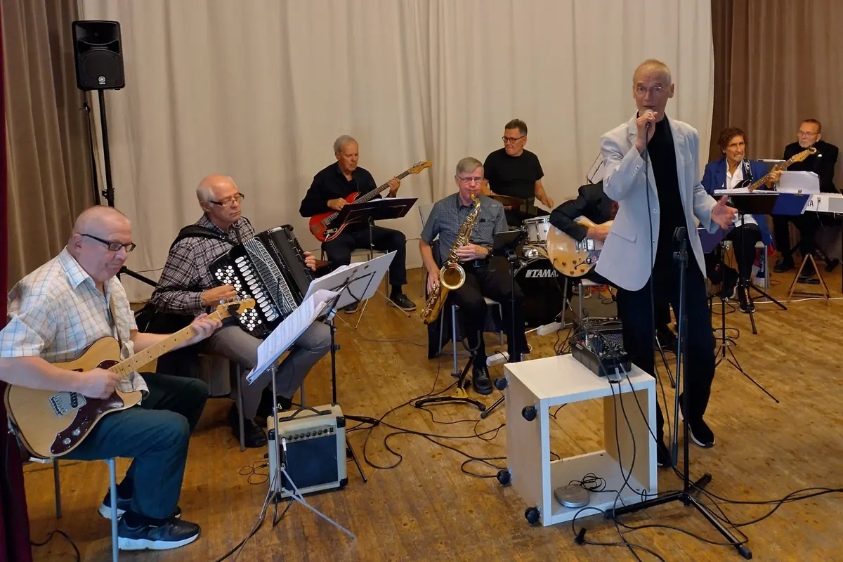 Midsommardanser — Roihuvuoren seniorikeskus, Helsingfors
