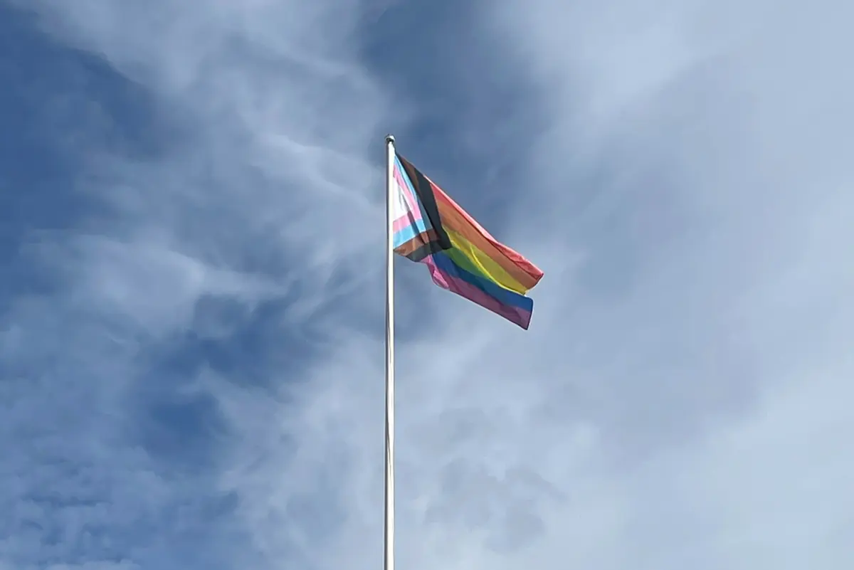 Heising av Pride-flaggen — Roihuvuoren seniorikeskus, Helsinki