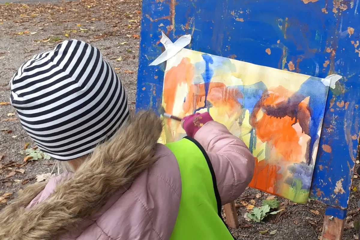 Taiteen tohinaa: yhteinen taidemaalaus ulkona — Leikkipuisto Strömberg, Helsinki