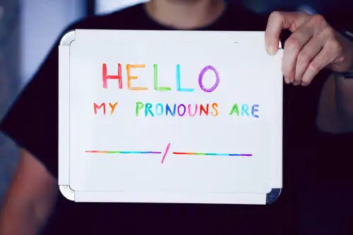 Lag pronominmerker med Sekasin-chat og Ungdomspride (svenskspråkig program)