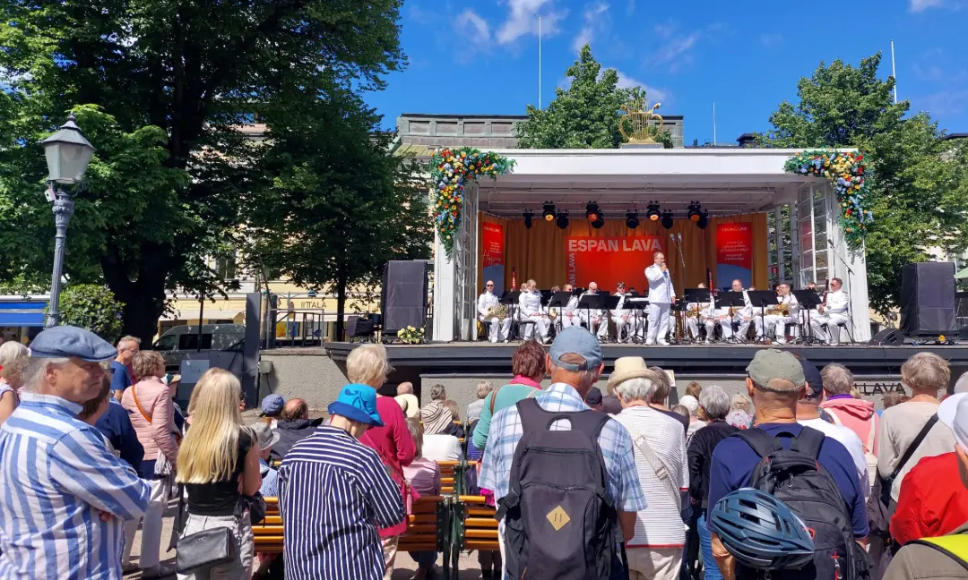 MIL-Espa: Puolustusvoimien varusmiessoittokunnan showband — Espan lava, Helsinki