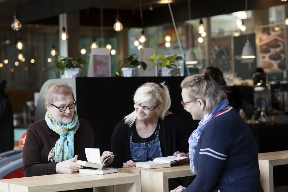 Lesegruppe på ettermiddagen — Kannelmäen kirjasto, Helsinki