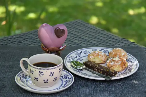 Tirsdagskaffé og fellessang på innergården