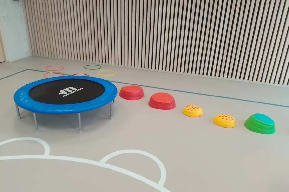 Liten barns morgen på lekeplassen Torpparinmäki — Leikkipuisto Torpparinmäki, Helsinki