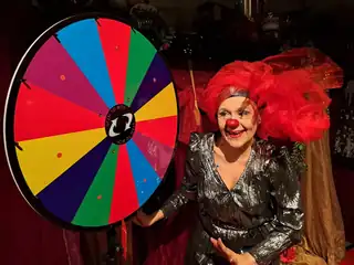 Madame T: Livet i spillet - La oss snurre lykkehjulet med Madame T!