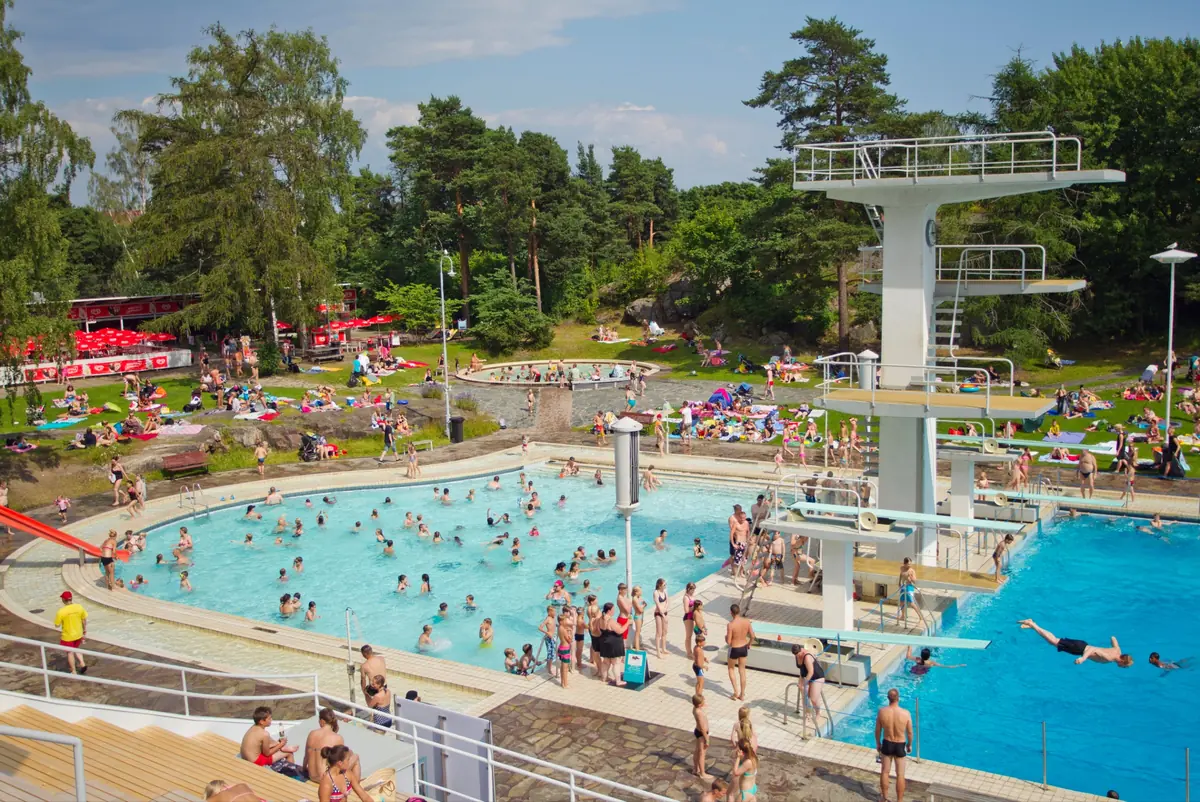 Maunulan kesäretki uimastadionille — Maunulan nuorisotalo, Maunula-talo, Helsinki