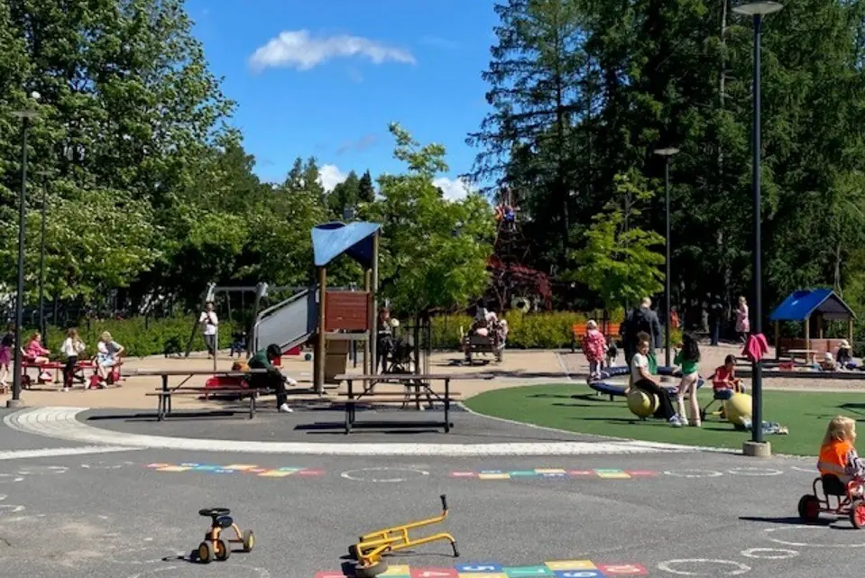 Keilausleikki ulkona pienille — Leikkipuisto Vähätupa, Helsinki