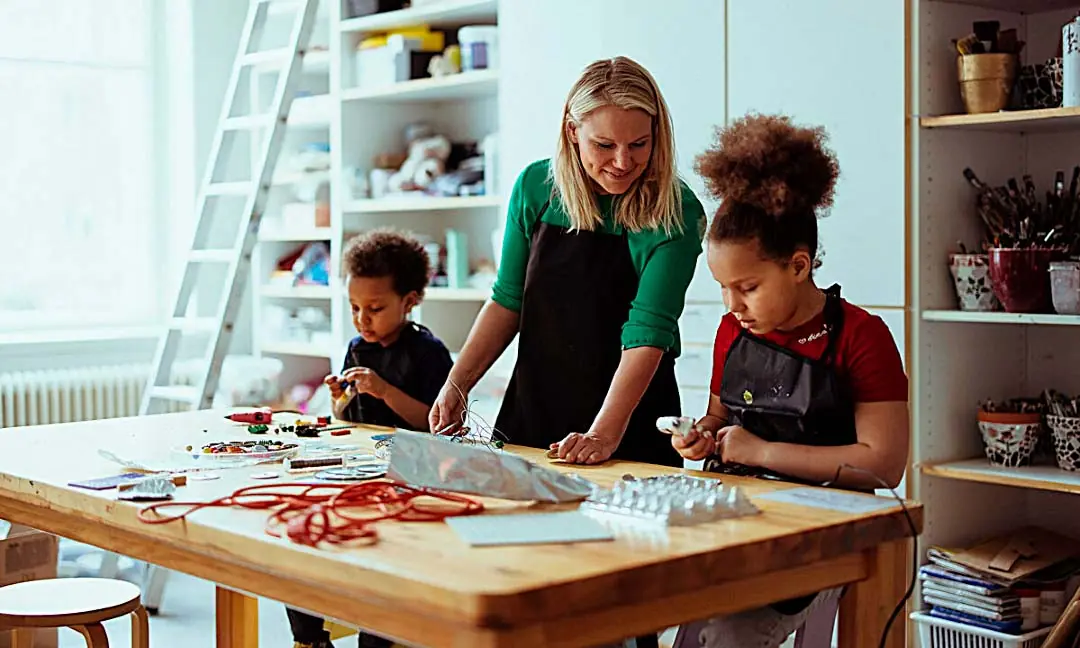 Free art club for children in the library's Tempo space — Kanneltalo, Helsinki