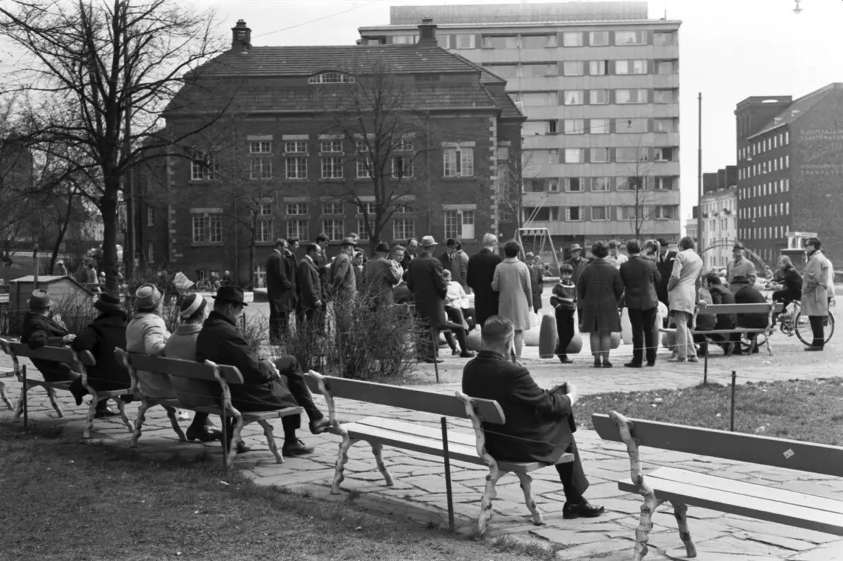 Lainaa kuvamuistosi Karhupuistosta - näyttely tulossa! — Kallion kirjasto, Helsinki