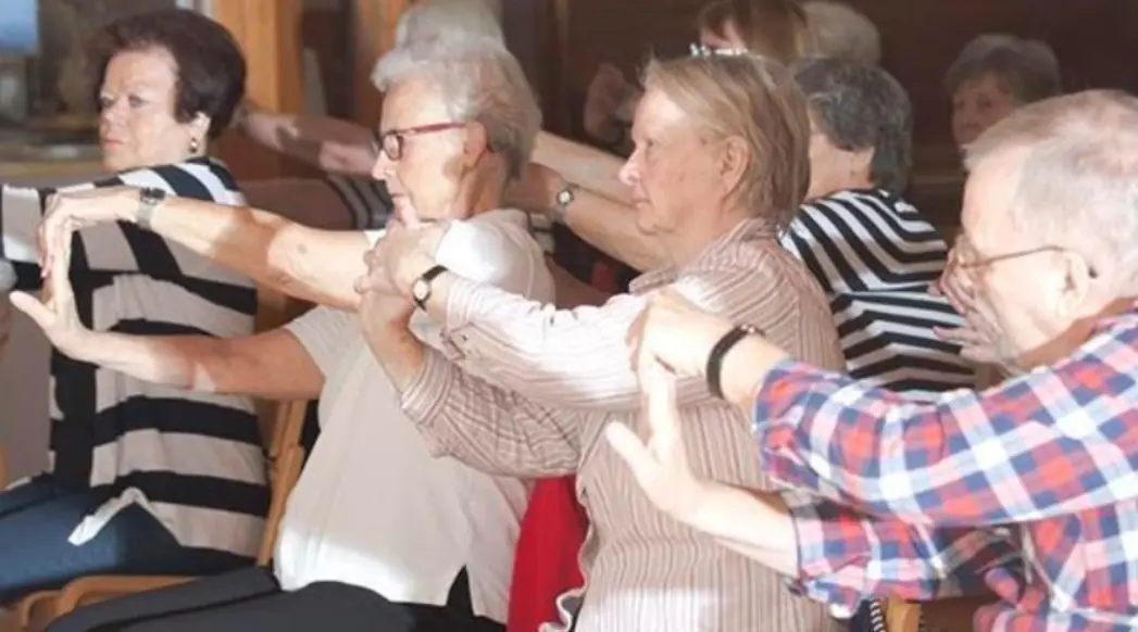 Seniorien tuolijumppa Ison Omenan kirjastossa — Ison Omenan kirjasto, Espoo