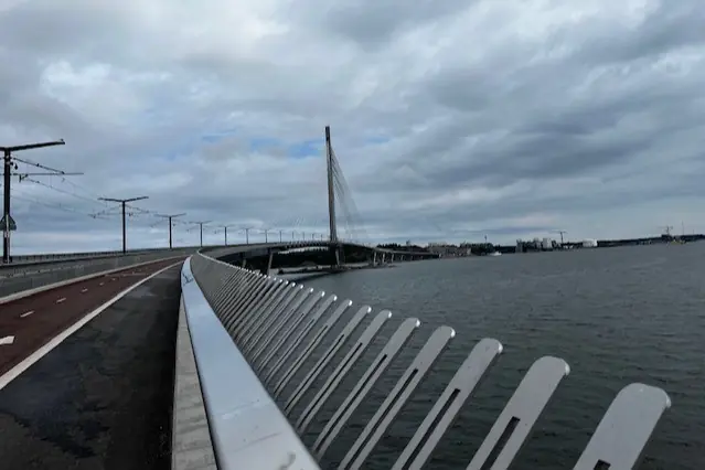 Tur til Kronviken-broen — Itäkeskuksen kirjasto, Helsinki