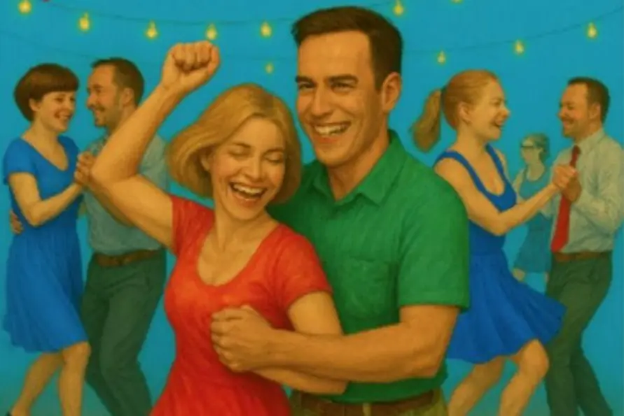 Dansorkesteret Hymy opptreder på Myllypuros seniorsenters innergård — Myllypuron seniorikeskus/Palvelukeskus, Helsinki