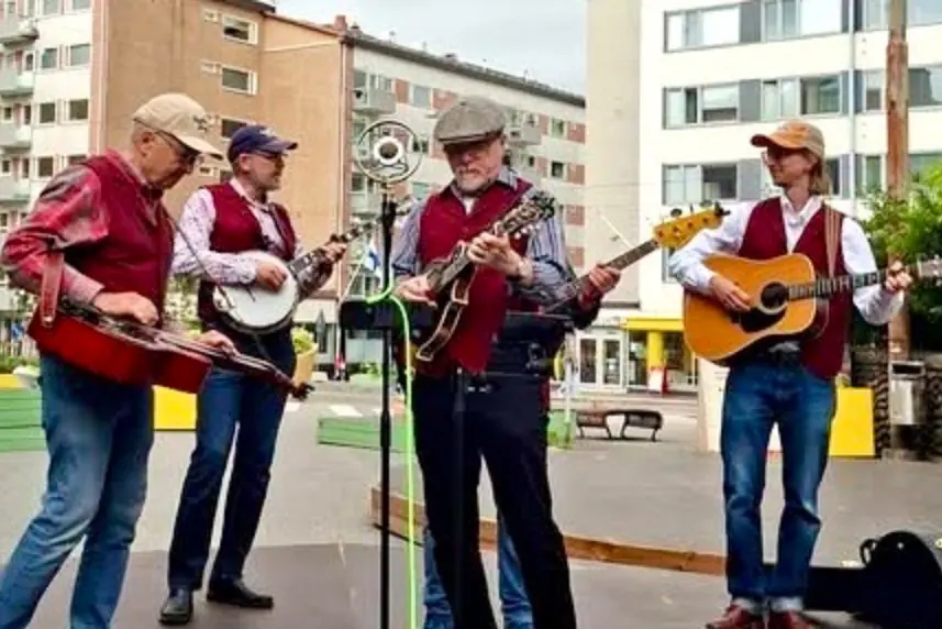 The Pickin' Crew: блюграсс в Каллио — Karhupuiston tapahtuma-alue ja Kallion kesäkatujen tapahtumalava, Хельсинки