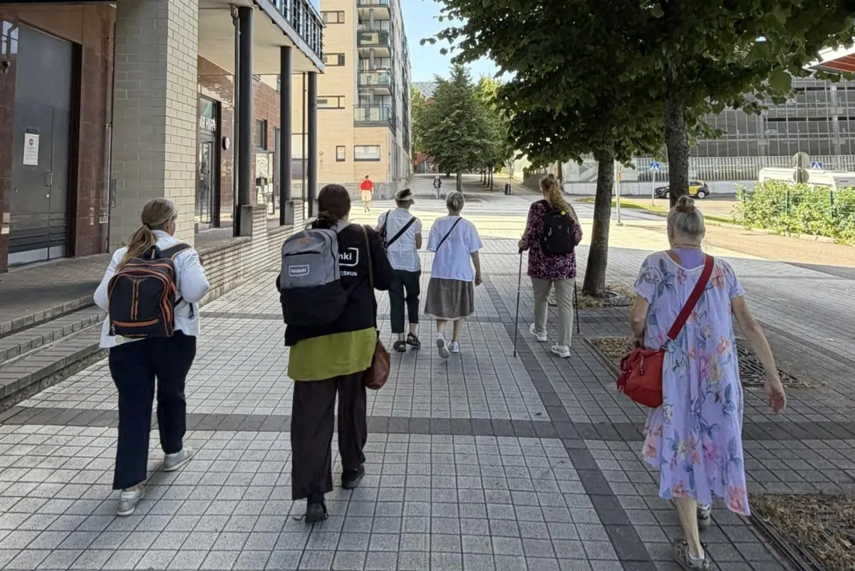 Walking and chatting — Stadin yhteisötalo Saunabaari, Helsinki