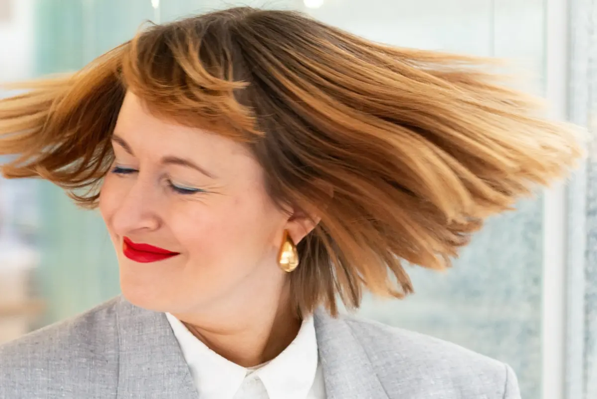 Sara Kaski på scenen — Töölön kirjasto, Helsinki