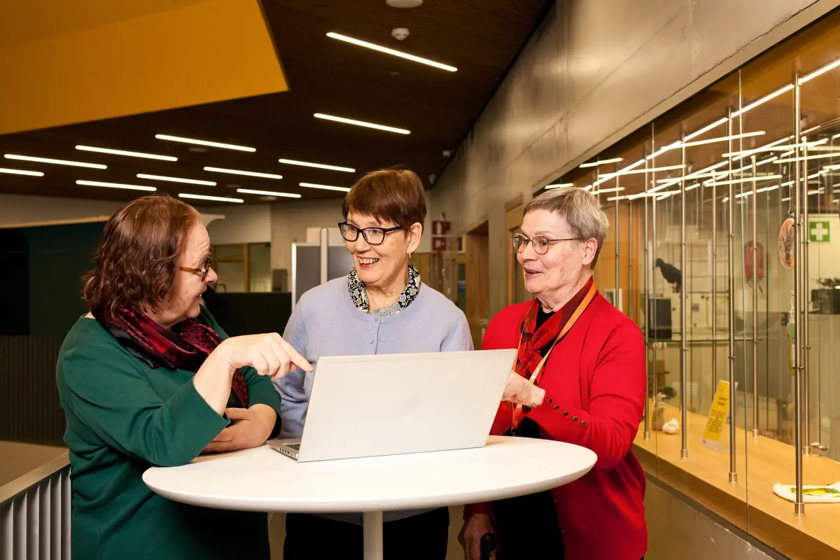 Enters digitala vägledning för seniorer — Kannelmäen kirjasto, Helsingfors