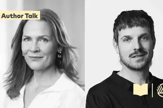 Åsne Seierstad diskuterer med Erkka Mikkonen