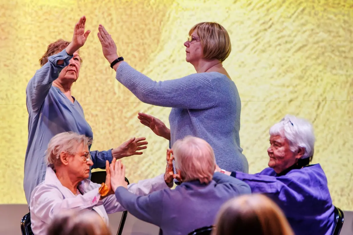 Kunstbevegelse - fellesskapseteater — Myllypuron kirjasto, Helsinki