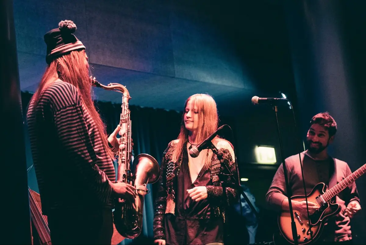 Aili Julia — Linna Bar, Helsinki