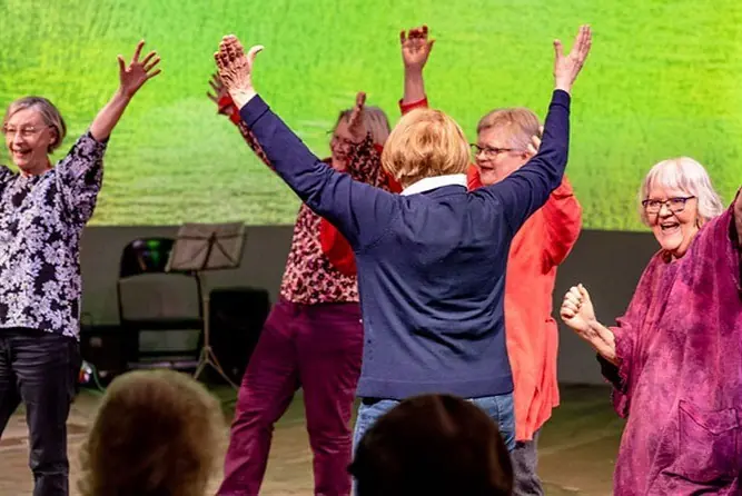 Teatteri ILMI Ö's TaideLiikutus Community Theatre Group — Suomenlinnan kirjasto, Helsinki