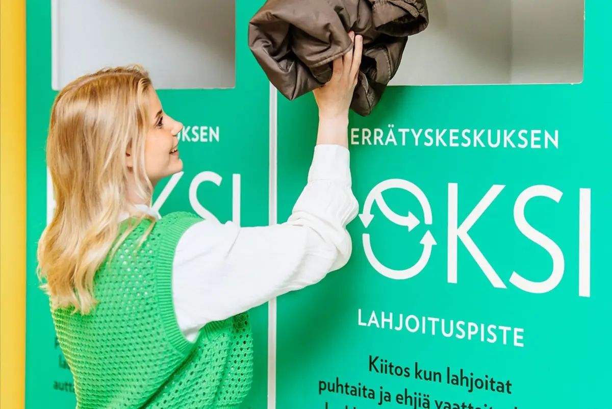 Doner til Gjenbrukssentrets lille boks på Odi — Keskustakirjasto Oodi, Helsinki