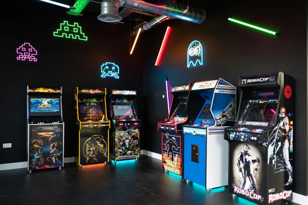 Trip to Akedo Arcade Game Hall in Itiksen — Itäkeskuksen nuorten toimintatalo Kipinä, Helsinki